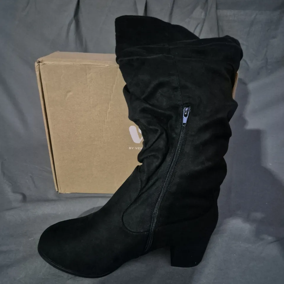 BOXED PAIR OF VERY HIGH BOOTS IN BLACK - 9