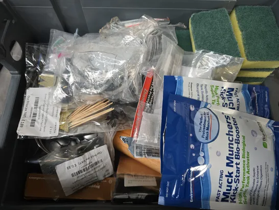 Lot 1748: APPROXIMATELY 15 ASSORTED HOUSEHOLD ITEMS TO INCLUDE MUCK ...