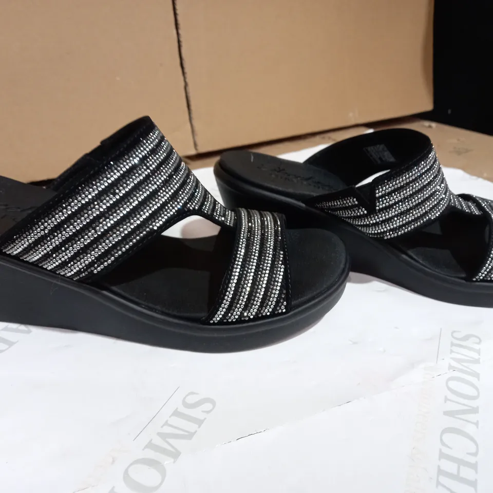 BOXED PAIR OF SKECHERS RUMBLE ON BLING GAL RHINESTONE SLIDE WEDGE SANDAL BLACK/SILVER - SIZE 7