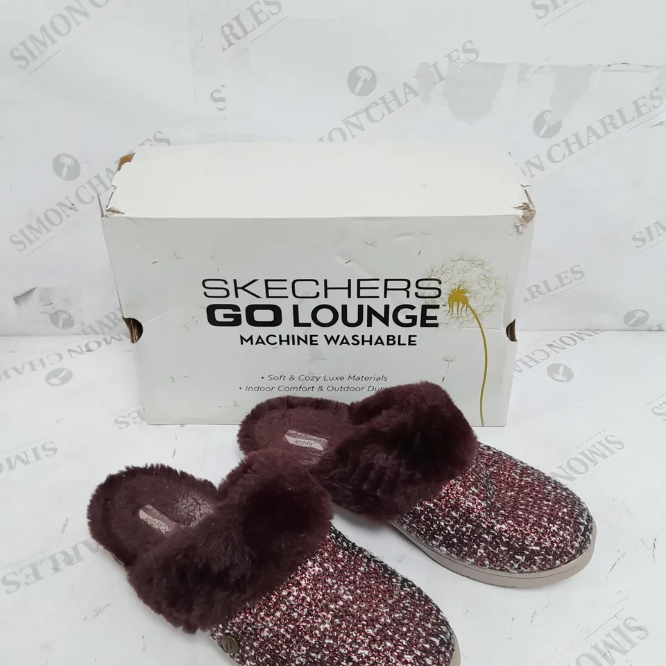 BOXED PAIR OF SKECHERS ARCH SLIPPERS BURGUNDY UK SIZE 6