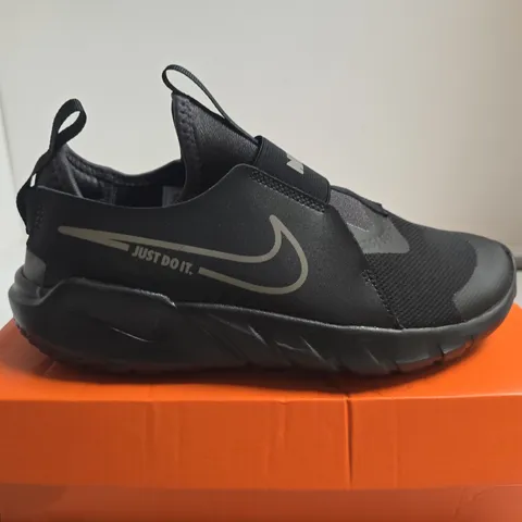BOXED PAIR OF NIKE FLEX RUNNER 2 (GS) KIDS TRAINERS – UK 5.5