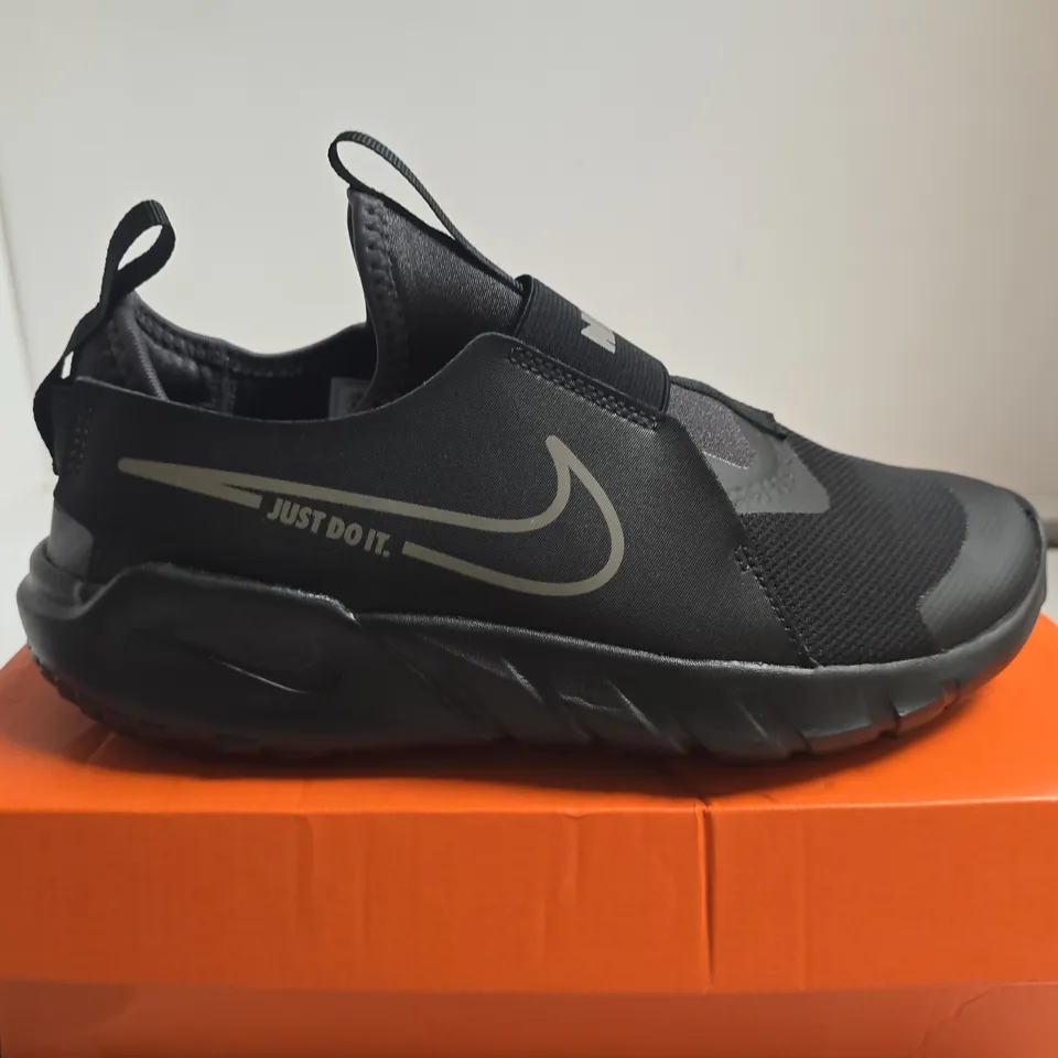 BOXED PAIR OF NIKE FLEX RUNNER 2 (GS) KIDS TRAINERS – UK 5.5