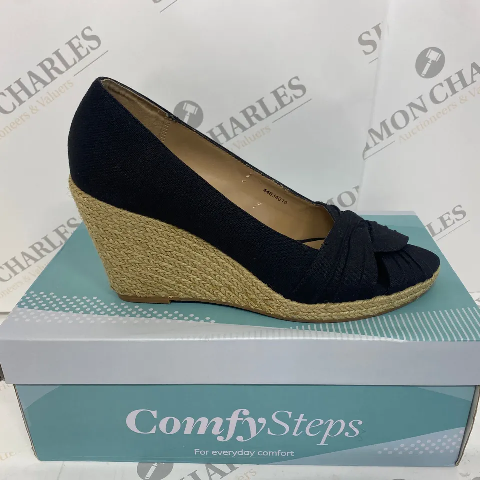 BOXED PAIR OF CLARKS SHOES SIZE 5