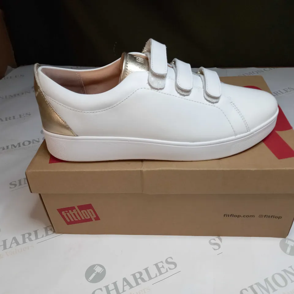 BOXED PAIR OF FIT FLOP RALLY METALLIC BACK LEATHER STRAP SNEAKERS IN WHITE - UK 8