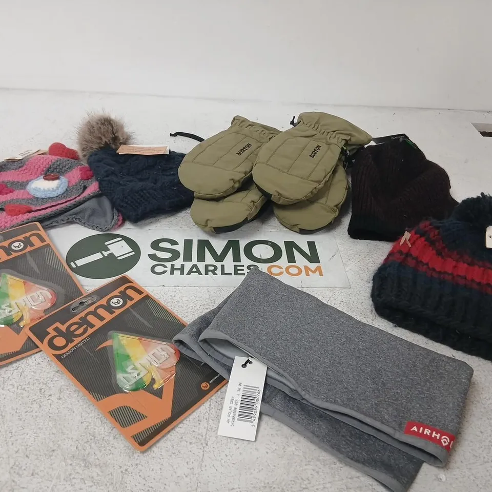 APPROXIMATELY 29 BRAND NEW SNOWBOARDING/SKIING CLOTHING AND ACCESSORIES TO INCLUDE; BARTS MONSTER BEANIE, COAL THE FRENA, SNOWBOARD GLOVES, BOARD WAXES SNOWBOARD FOOTBEDS