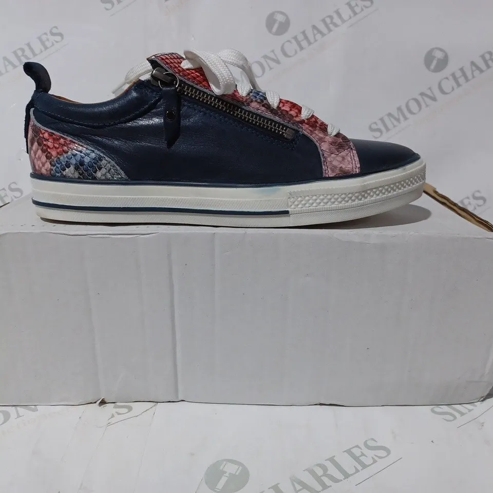 BOXED PAIR OF MODA IN PELLE NAVY "SNAKE" LEATHER TRAINERS SIZE 7