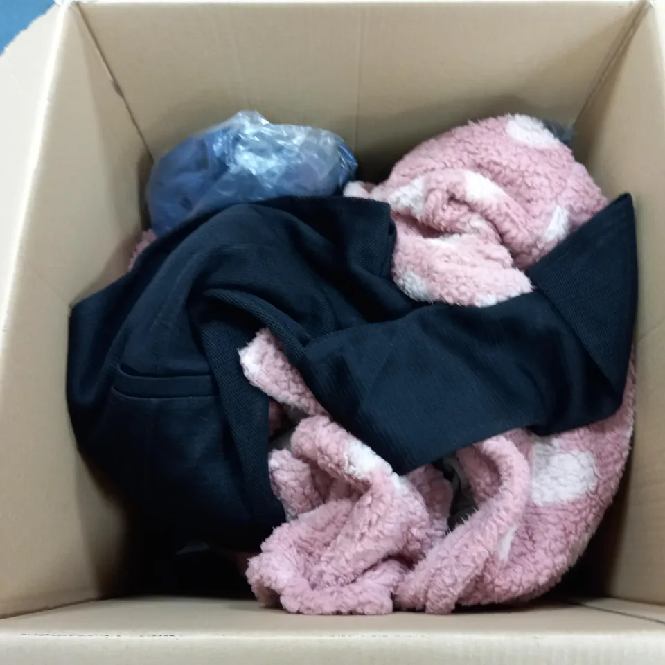 LARGE QUANTIY OF ASSORTED CLOTHING ITEMS TO INCLUDE DRESSING GOWNS, TOPS, SHIRTS, ETC