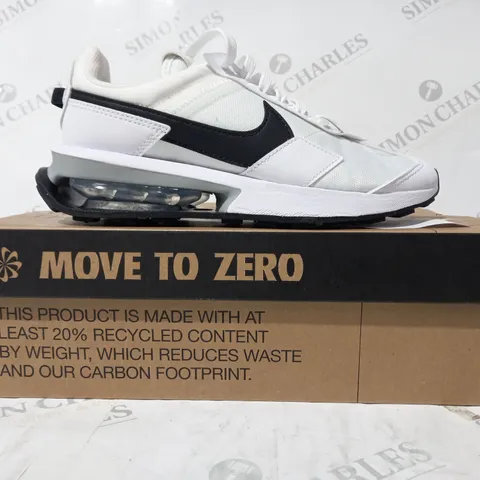 BOXED PAIR OF NIKE AIR MAX SHOES IN WHITE/BLACK UK SIZE 4.5