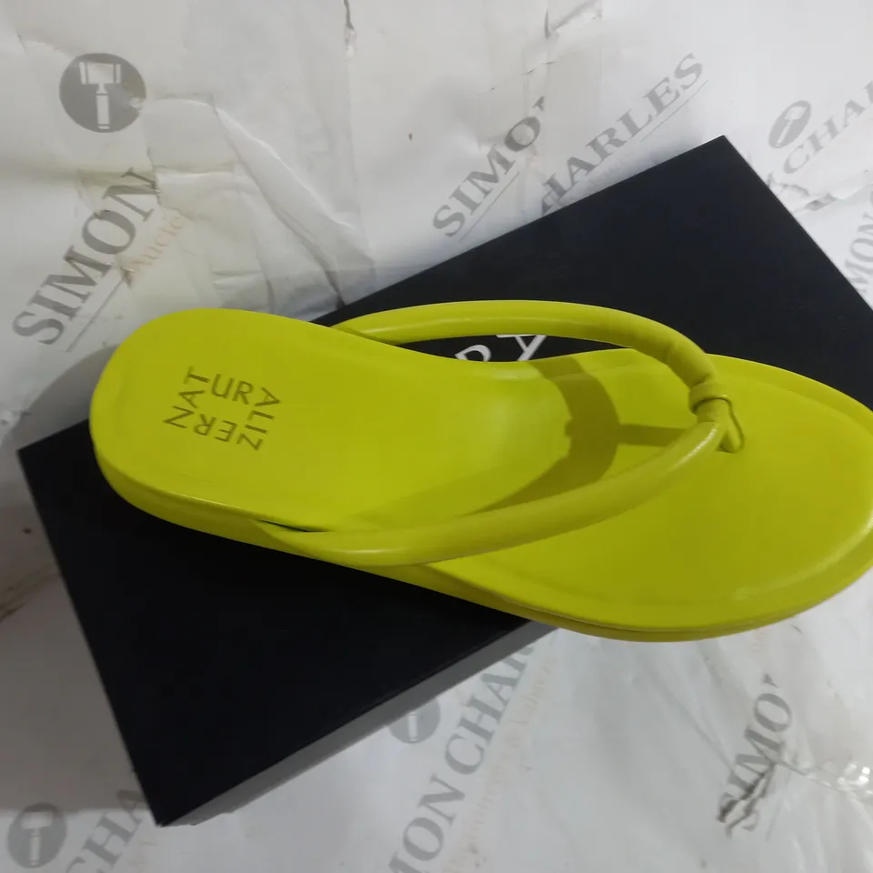 BOXED PAIR OR NATURALIZER SANDALS IN NEON YELLOW SIZE 7