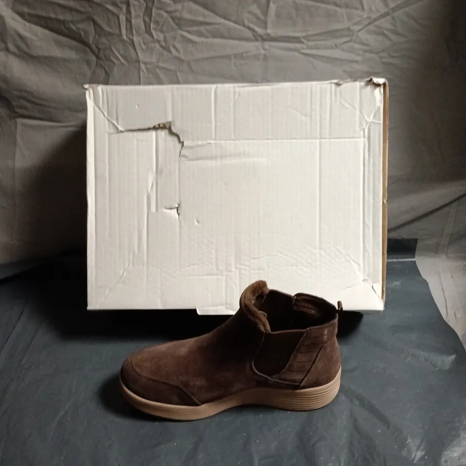 SKECHERS BROWN SUEDE CHELSEA BOOTS – MEN'S ANKLE BOOTS - SIZE UK 7 