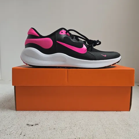 BOXED PAIR OF NIKE REVOLUTION 7 TRAINERS IN BLACK/PINK SIZE UK 6