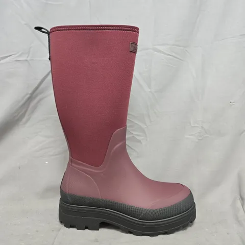 BOXED PAIR OF TRETON SALLA NEO BOOTS IN BURGUNDY SIZE 7