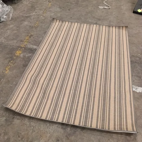 QUALITY DESIGNER AREA RUG - APPROXIMATELY 225CM X 160CM