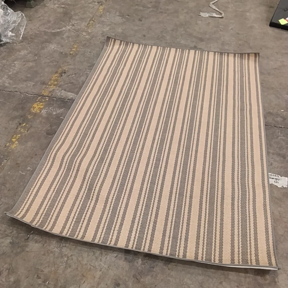 QUALITY DESIGNER AREA RUG - APPROXIMATELY 225CM X 160CM