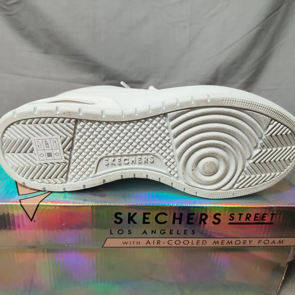 BOXED PAIR OF SKECHERS STREET LOS ANGELES WHITE SNEAKERS WITH AIR-COOLED MEMORY FOAM - SIZE 7