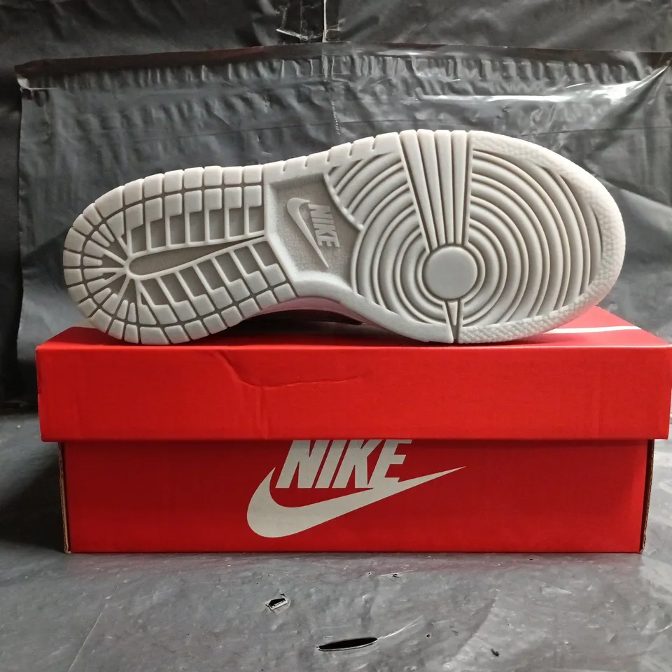 BOXED PAIR OF NIKE DUNK LOW GS GG TRAINERS IN WHITE/GREY/LIGHT BLUE SIZE UK 3