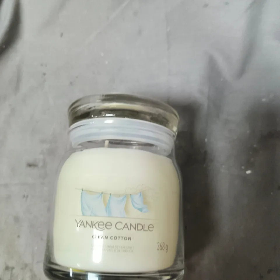 YANKEE CANDLE – CLEAN COTTON SCENTED CANDLE IN GLASS JAR (368 G)