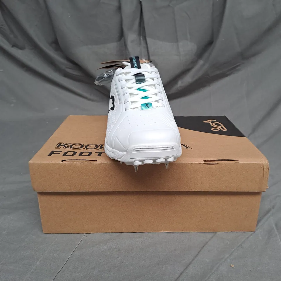 BOXED PAIR OF KOOKABURA FOOTWEAR KC 3.0 SPIKE SHOES IN AQUA/WHITE SIZE 9