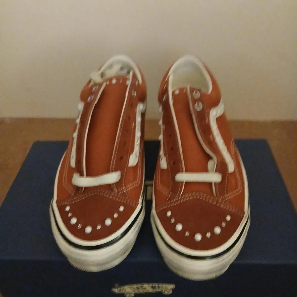 VANS RED LOW-TOP SNEAKERS - BOXED SIZE 9