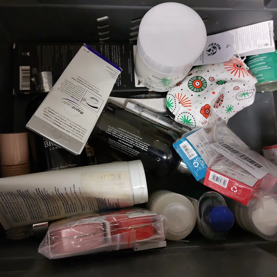 BOX OF APPROX 15 COSMETIC ITEMS TO INCLUDE ORIGINS GINGER BURST BODY WASH, LAPHROAIG THE WHISKEY SOAP, KIRKLAND MINOXIDIL