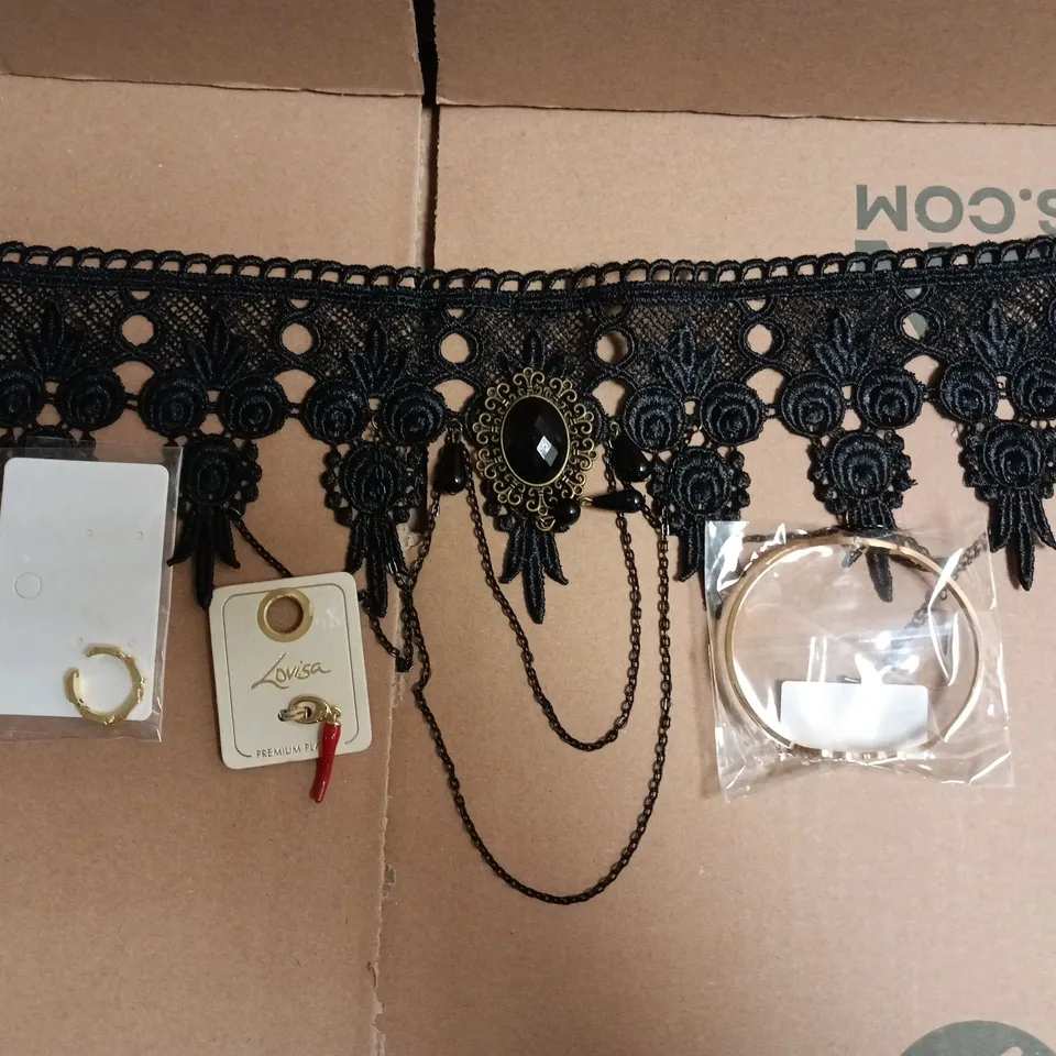 APPROXIMATELY 15 ASSORTED JEWELLERY ITEMS TO INCLUDE CHAINS, WATCHES, EARRINGS, ETC