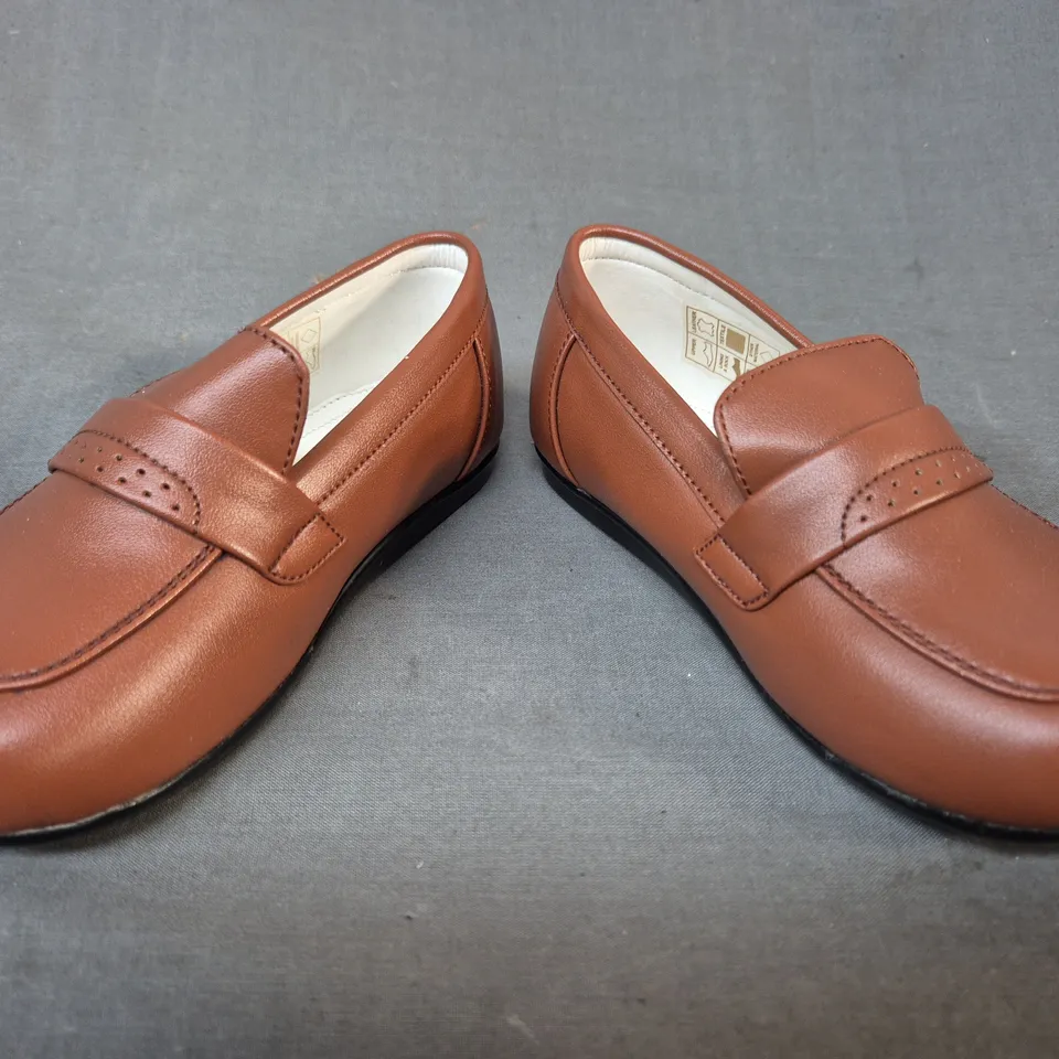 BOXED PAIR OF EARLY STEPS KID'S SHOES IN BROWN EU SIZE 25