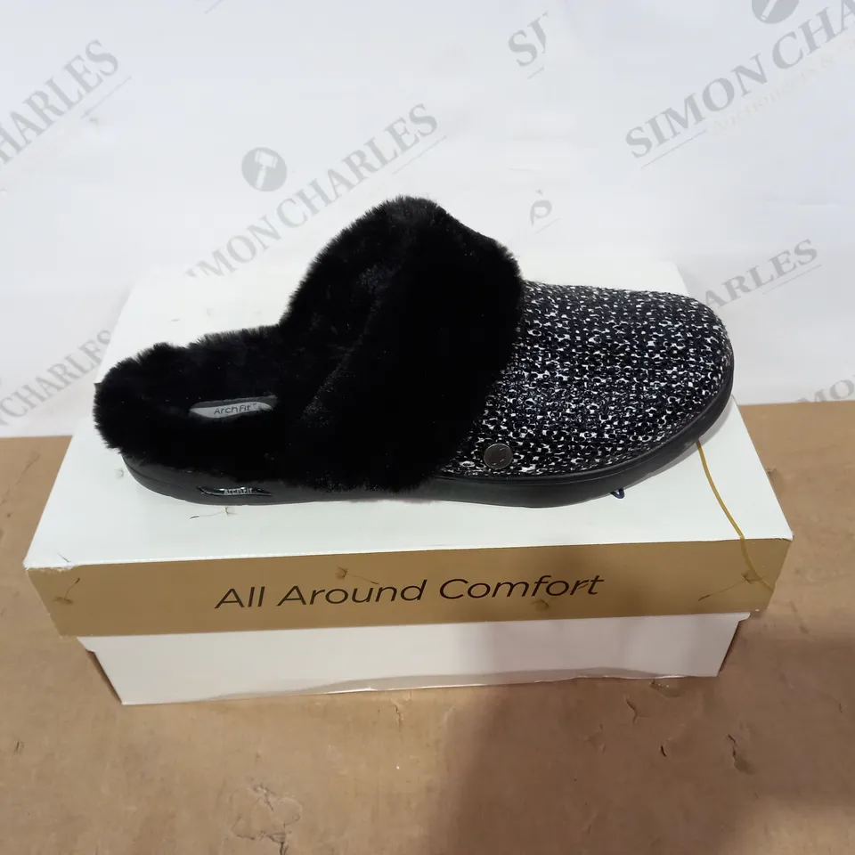 BOXED PAIR OF SKECHERS SLIPPERS - SIZE 6
