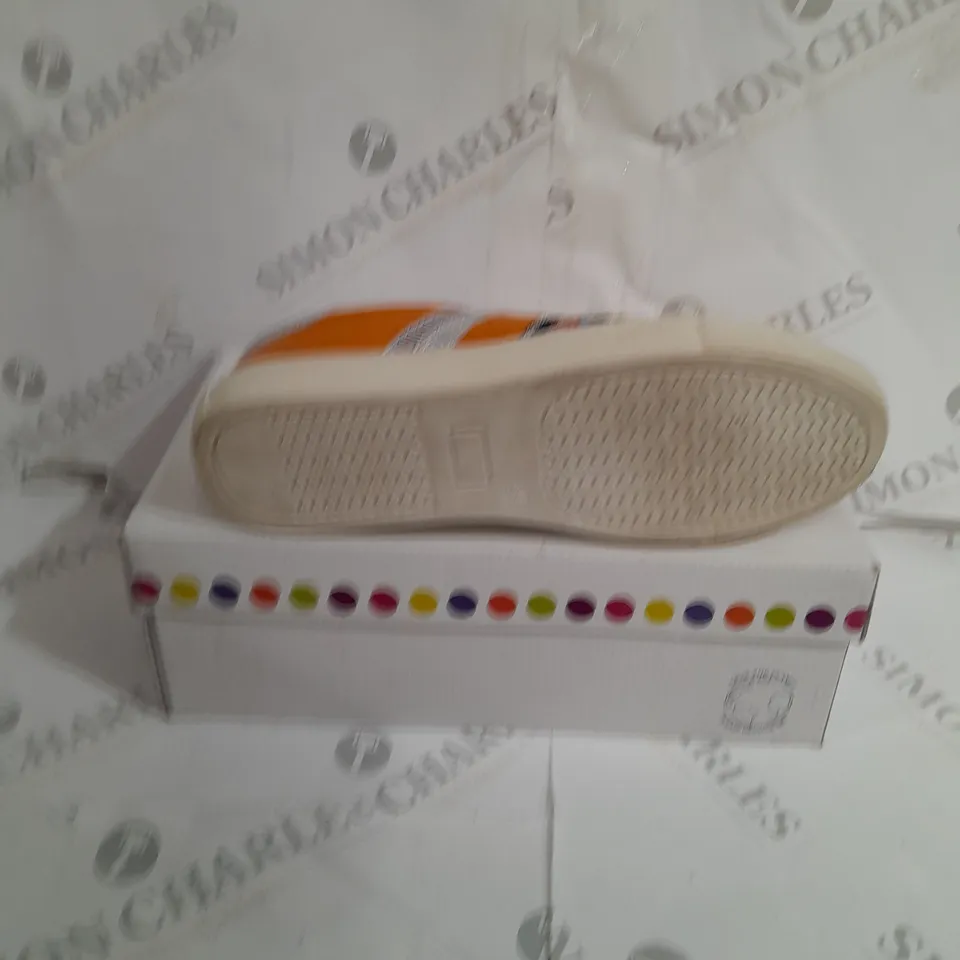 BOXED ADESSO ORANGE CASUAL TRAINERS SIZE 6