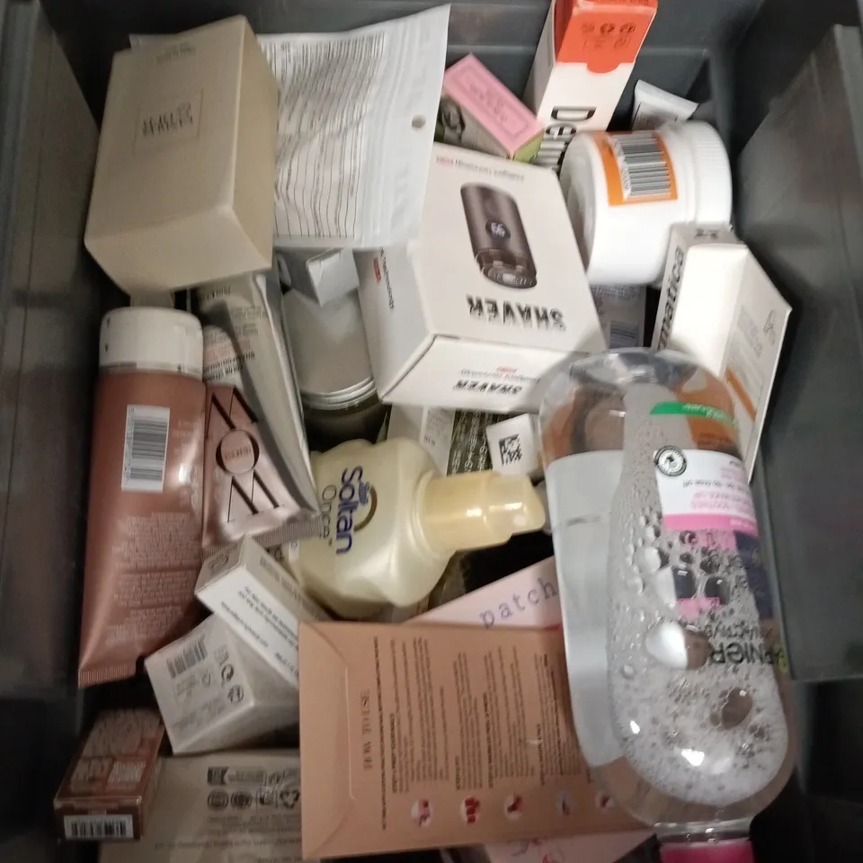 APPROXIMATEY 20 ASSORTED HEALTH AND BEAUTY PRODUCTS TO INCLUDE - NIP & FAB SERUM - AVEENO CLEANSER AND SHEGLAM BLUSH BALL