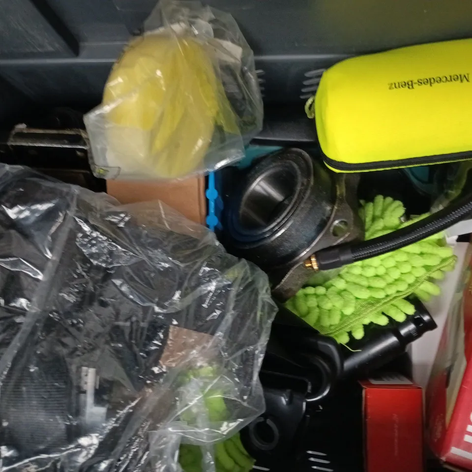 APPROXIMATELY 10 ASSORTED VEHICLE ITEMS TO INCLUDE PARKING ASSIST SENSOR, ETC
