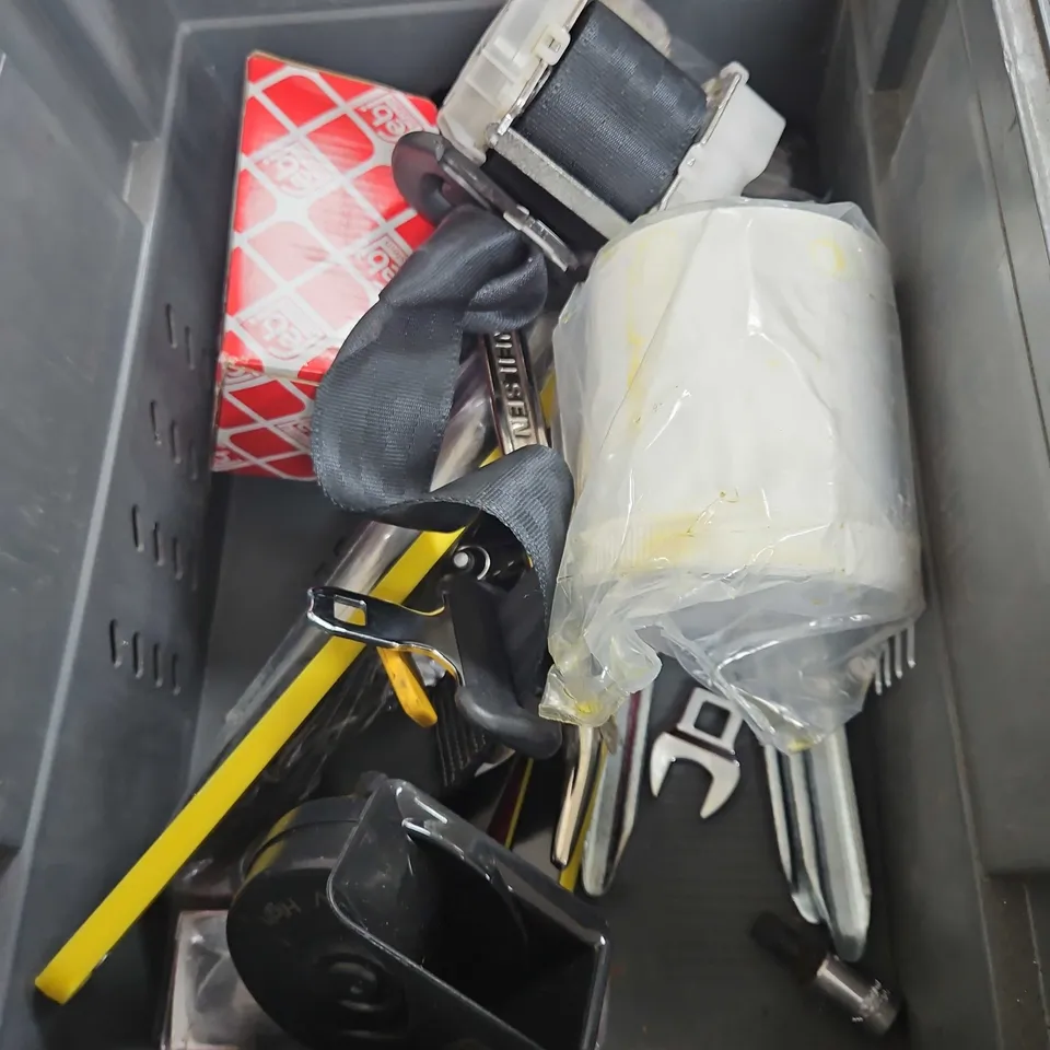 TOTE OF APPROXIMATELY 8 ASSORTED VEHICLE ITEMS TO INCLUDE - 1KG CAR DEHUMIDIFER , WATER PUMP COVER , SHIMANO CHAIN 9S ETC