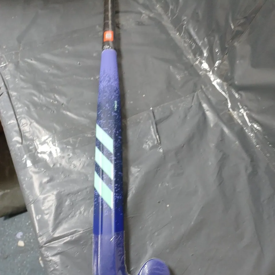ADIDAS ESTRO.6 LOW BOW HOCKEYSTICK LUCID BLUE ZERO METALIC - 36,5 INCH