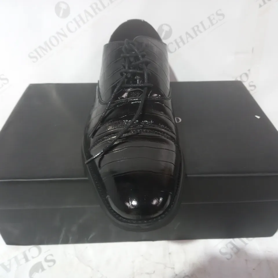 BOXED PAIR OF GIANNI FERAUD CROC LACE UP BROGUES IN BLACK UK SIZE 10