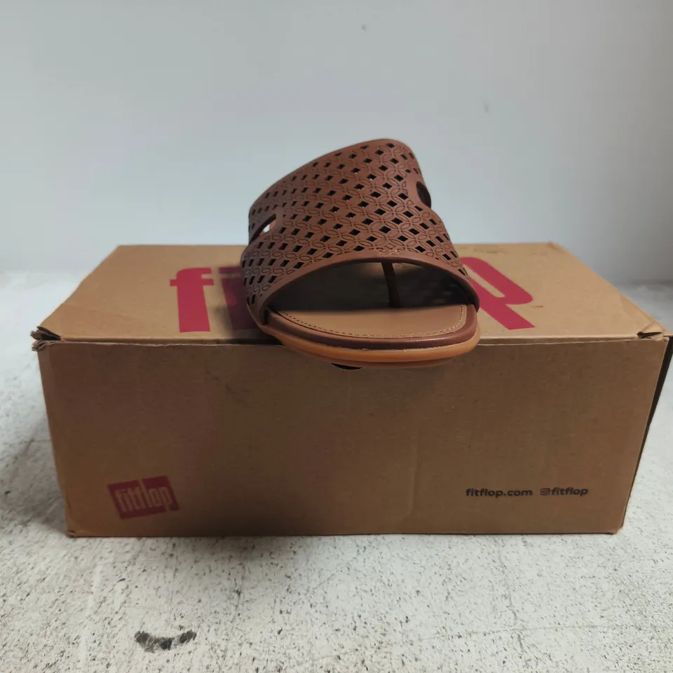 BOXED PAIR OF FITFLOP GRACIE PERF-LEATHER H-BAR SLIDES W. TOE POST IN DEEP TAN SIZE UK 4.5