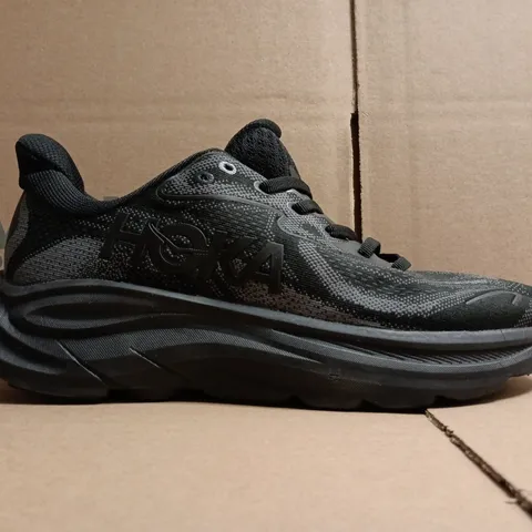 PAIR OF HOKA TRAINERS IN BLACK SIZE UK 9