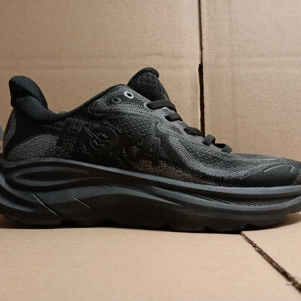 PAIR OF HOKA TRAINERS IN BLACK SIZE UK 9
