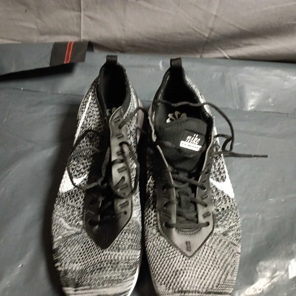 UNBOXED PAIR OF NIKE RUNNING SHOES - SIZE UNSPECIFIED
