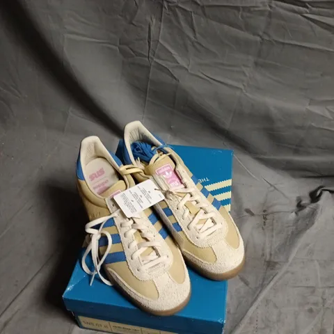 ADIDAS SNS GT II 5TH EDITION SNEAKERS – BEIGE/CREAM WITH BLUE STRIPES, UK 9 1/2