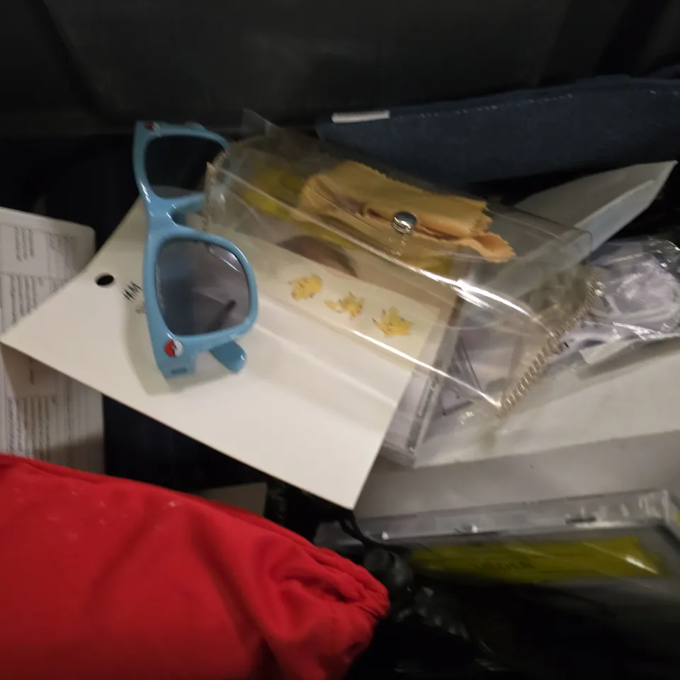 APPROXIMATELY 15 ASSORTED VISION CARE ITEMS TO INCLUDE - SUNGLASSES , CARRY CASES , EYEWEAR ETC