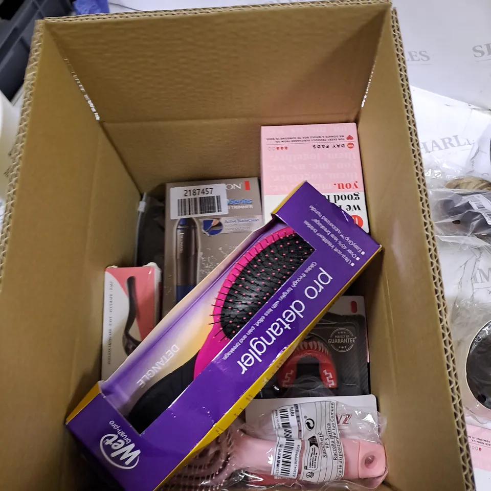 BOX OF APPROXIMATLY 20 ITEMS TO INCLUDE WIGS, ORAL B TOOTHBRUSH, HAIR BRUSH ETC 