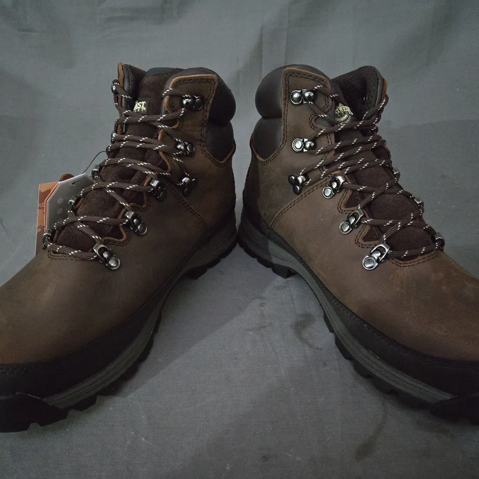 BOXED PAIR OF NORTHWEST TERRITORY PELLY ANKLE BOOTS IN DARK BROWN UK SIZE 11