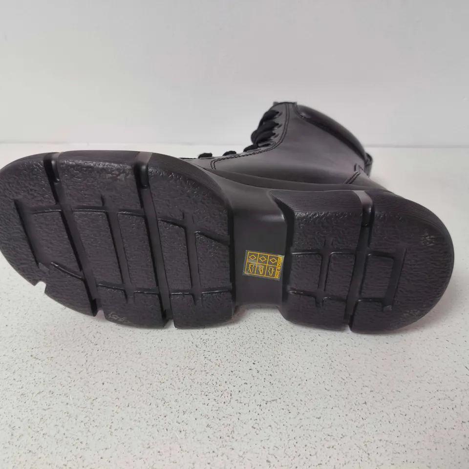BOXED KILLSTAR DISCORDANT BOOTS IN BLACK - UK 8