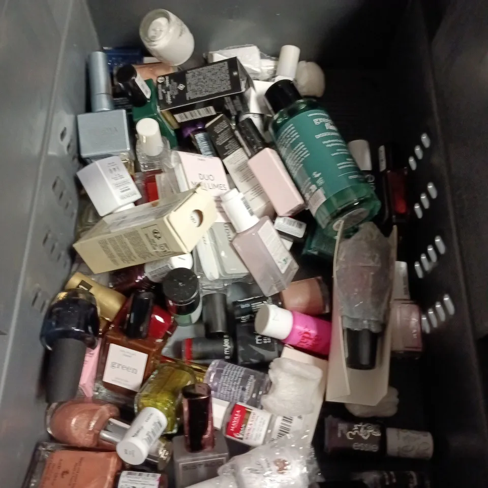 APPROXIMATELY 20 BOTTLES OF NAIL VARNISH TO INCLUDE HOLO TACO, ESSIE AND OPI