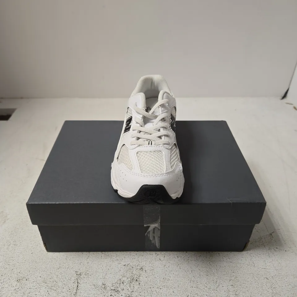 NEW BALANCE CHILDRENS WHITE TRAINERS - 33