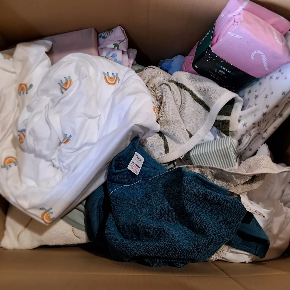 LOT OF APPROXIMATELY 25 ASSORTED BEDDING AND SOFT FURNISHING ITEMS TO INCLUDE DUVETS, THROW AND TOWELS 
