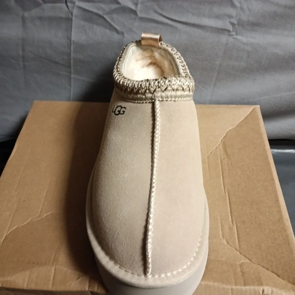 BOXED PAIR OF UGG SAND SUEDE SLIP-ON ANKLE BOOTS - UK SIZE 6.5