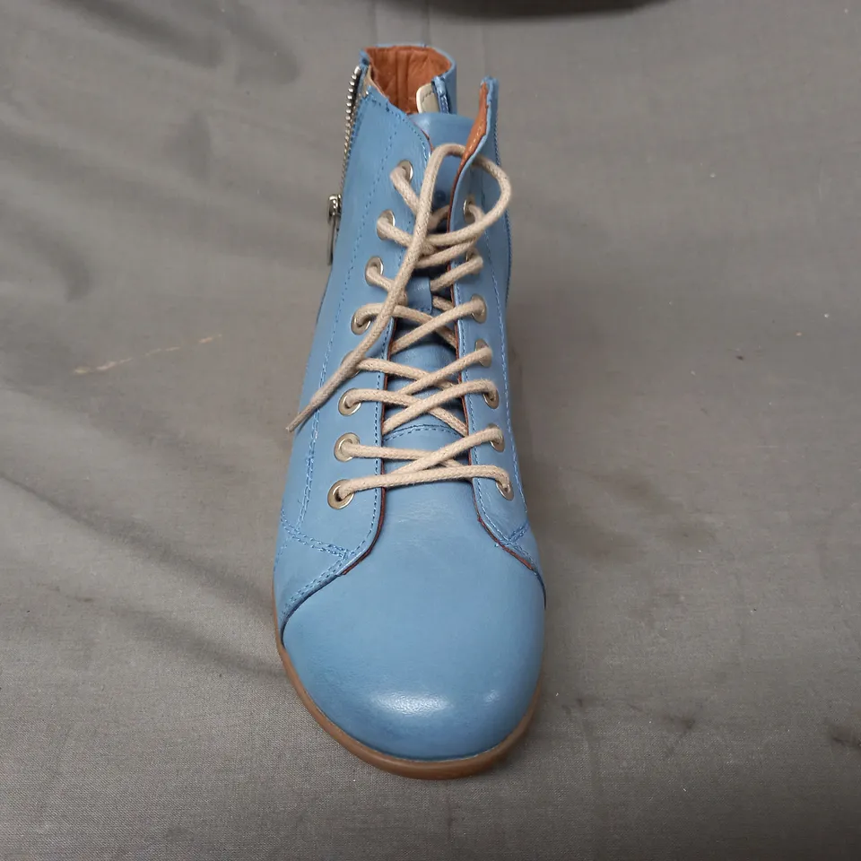 BOXED PAIR OF ADESSO DENVER BOOTS IN BLUE SIZE 7 