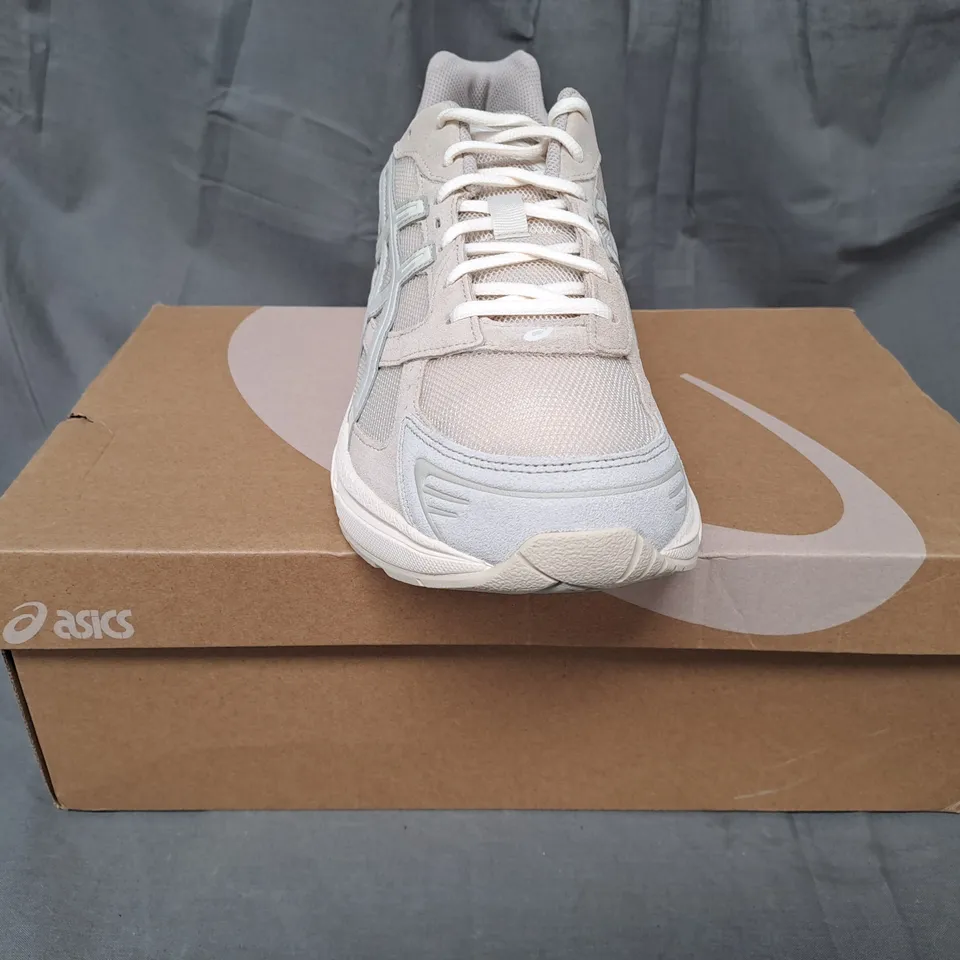 BOXED PAIR OF ASICS GEL-1130 SHOES IN VANILLA/WHITE SAGE UK SIZE 13