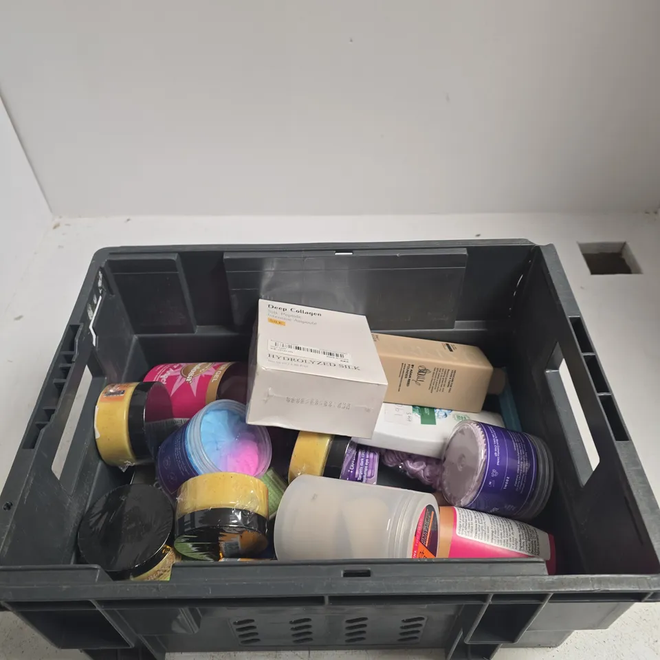 TOTE OF APPROXIMATELY 10 ASSORTED ITEMS INCLUDING ARKIVE CONDITIONER, NIP + FAB EXFOLIATE NIGHT PADS AND BLOOM SHOWER WHIP