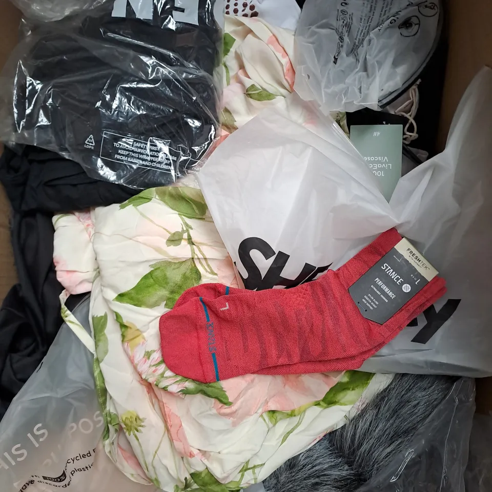 APPROXIMATELY 25 ASSORTED CLOTHING ITEMS IN VARIOUS SIZES TO INCLUDE -SOCKS , BAG , TROUSERS ETC